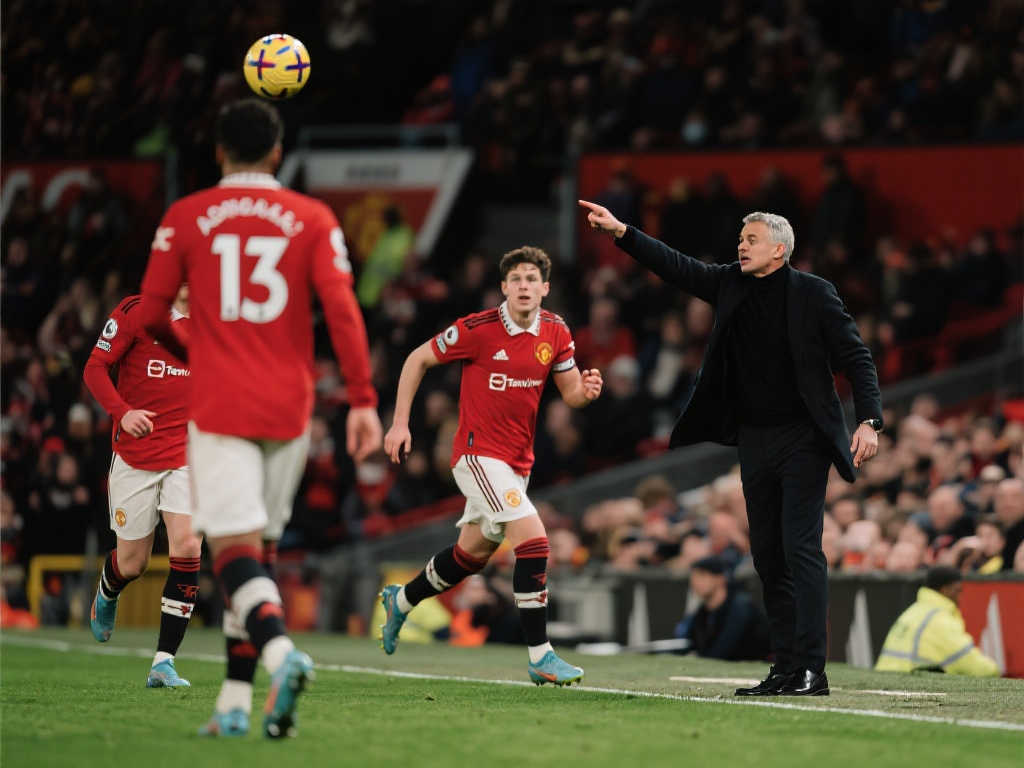 曼联先失球仍稳住阵脚,阿莫林与替补助力球队顺利晋级决赛 曼联先失球仍稳住阵脚,阿莫林与替补助力球队顺利晋级决赛